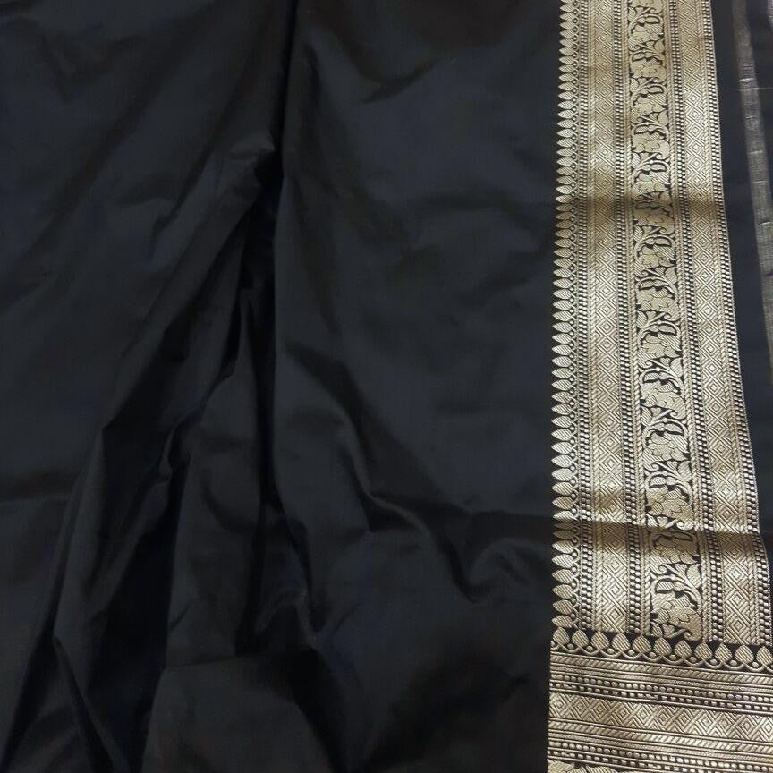 Pre-Order: &#39;Qainaat&#39; Off-White Pure Katan Silk Banarasi Kadiyal Handloom Saree