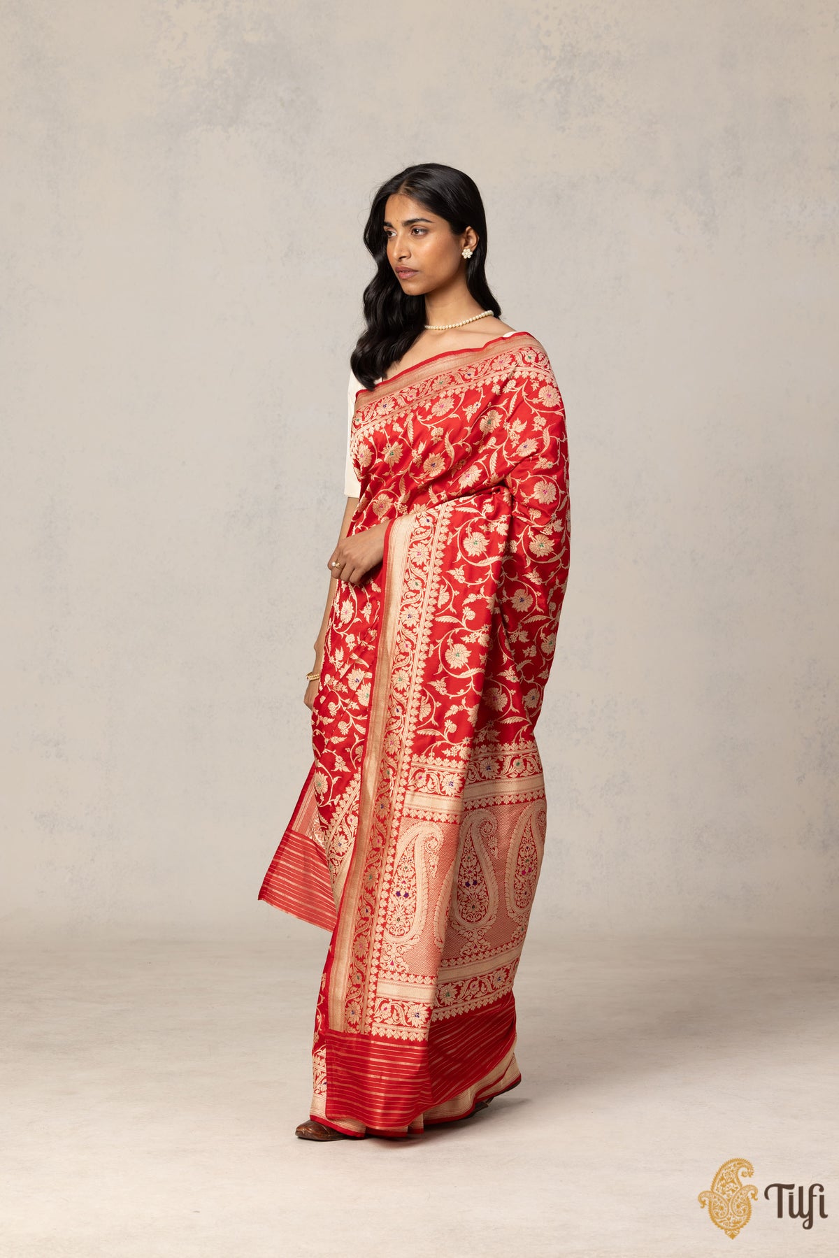 &#39;The Queen&#39;s Finery&#39; Red Pure Katan Silk Banarasi Handloom Saree