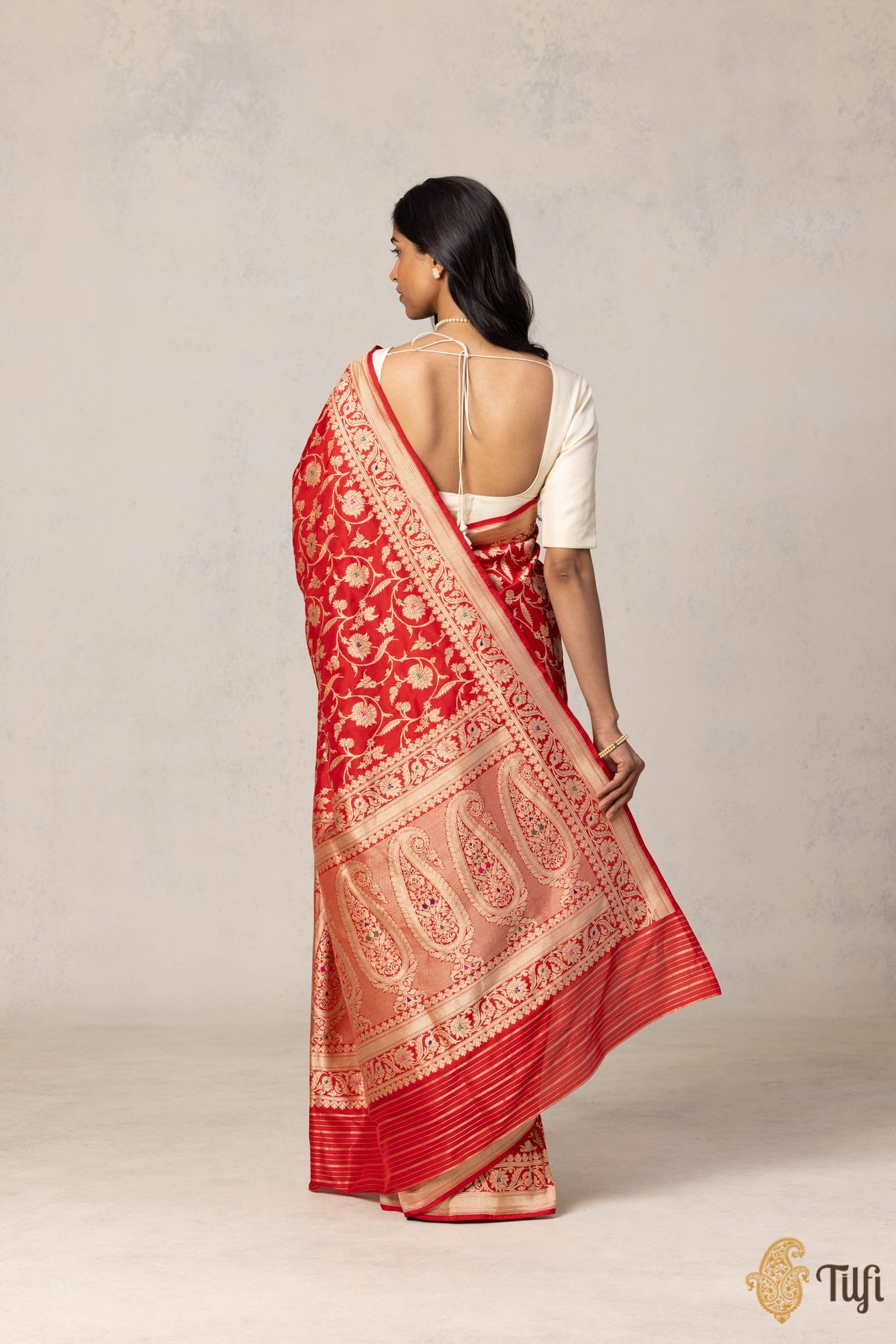 &#39;The Queen&#39;s Finery&#39; Red Pure Katan Silk Banarasi Handloom Saree