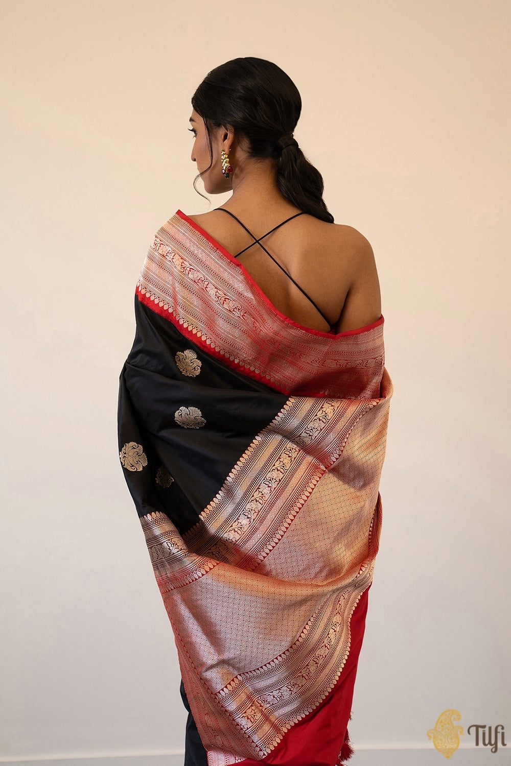 &#39;Qainaat&#39; Black-Red Pure Katan Silk Banarasi Kadiyal Handloom Saree