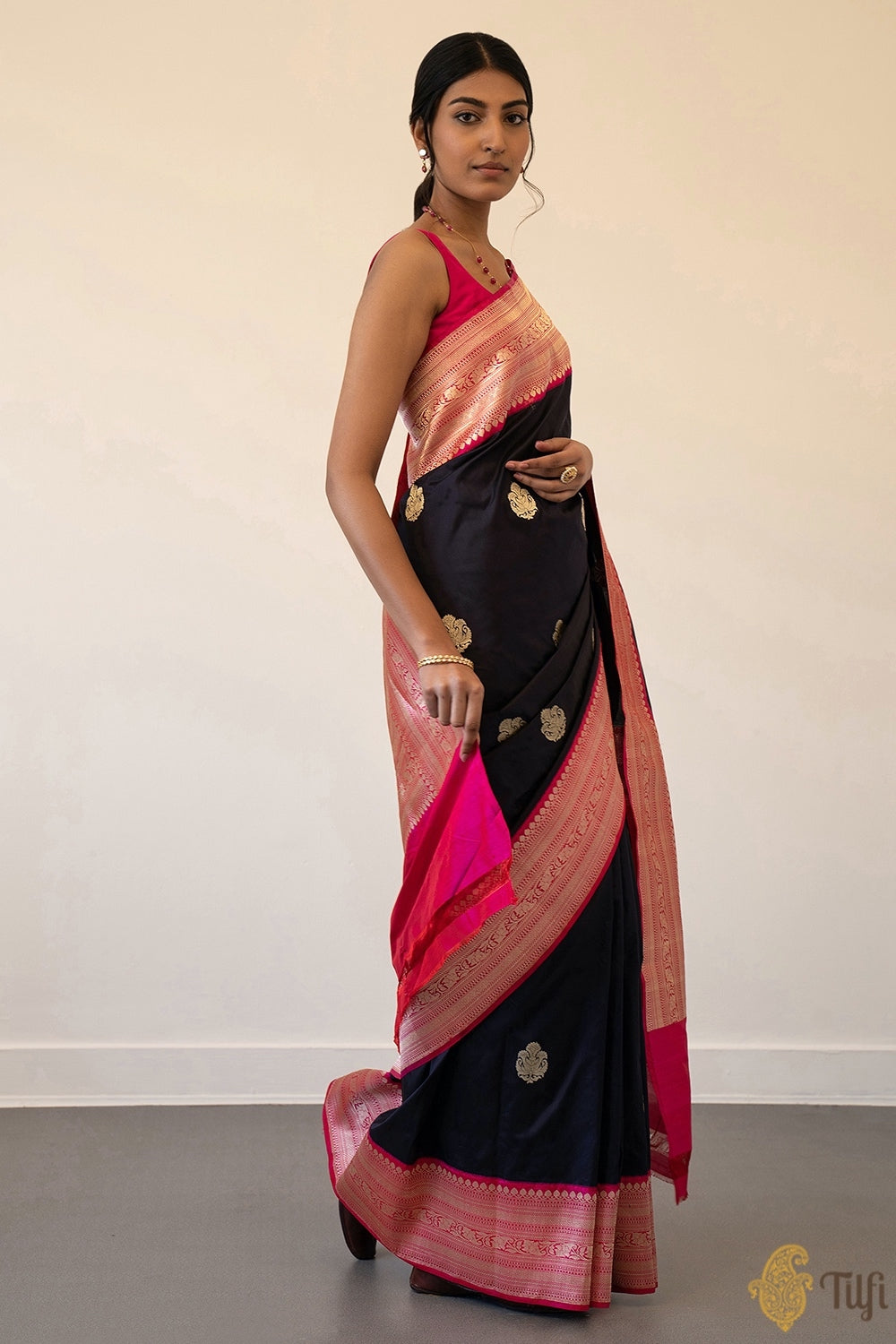 &#39;Qainaat&#39; Deep Navy Blue-Pink Pure Katan Silk Banarasi Kadiyal Handloom Saree