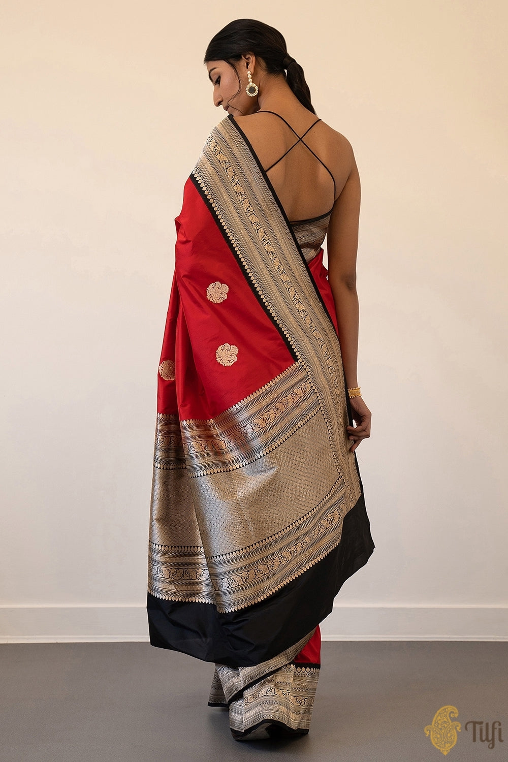 &#39;Qainaat&#39; Red-Black Pure Katan Silk Banarasi Kadiyal Handloom Saree