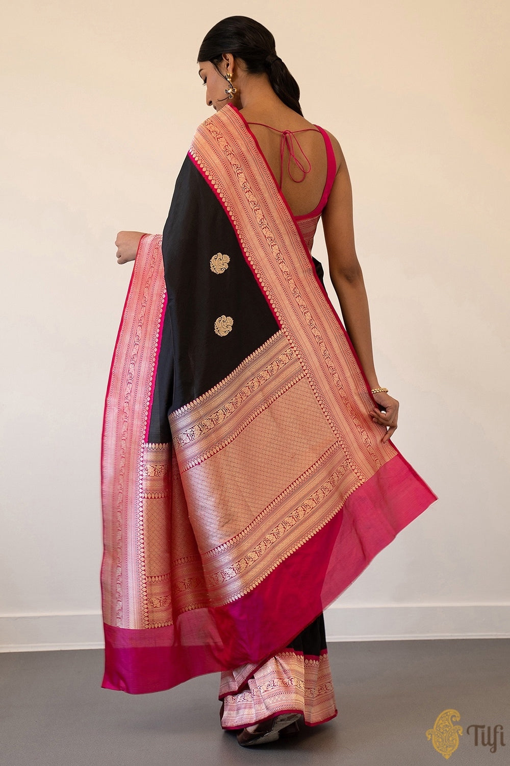 &#39;Qainaat&#39; Black-Pink Pure Katan Silk Banarasi Kadiyal Handloom Saree