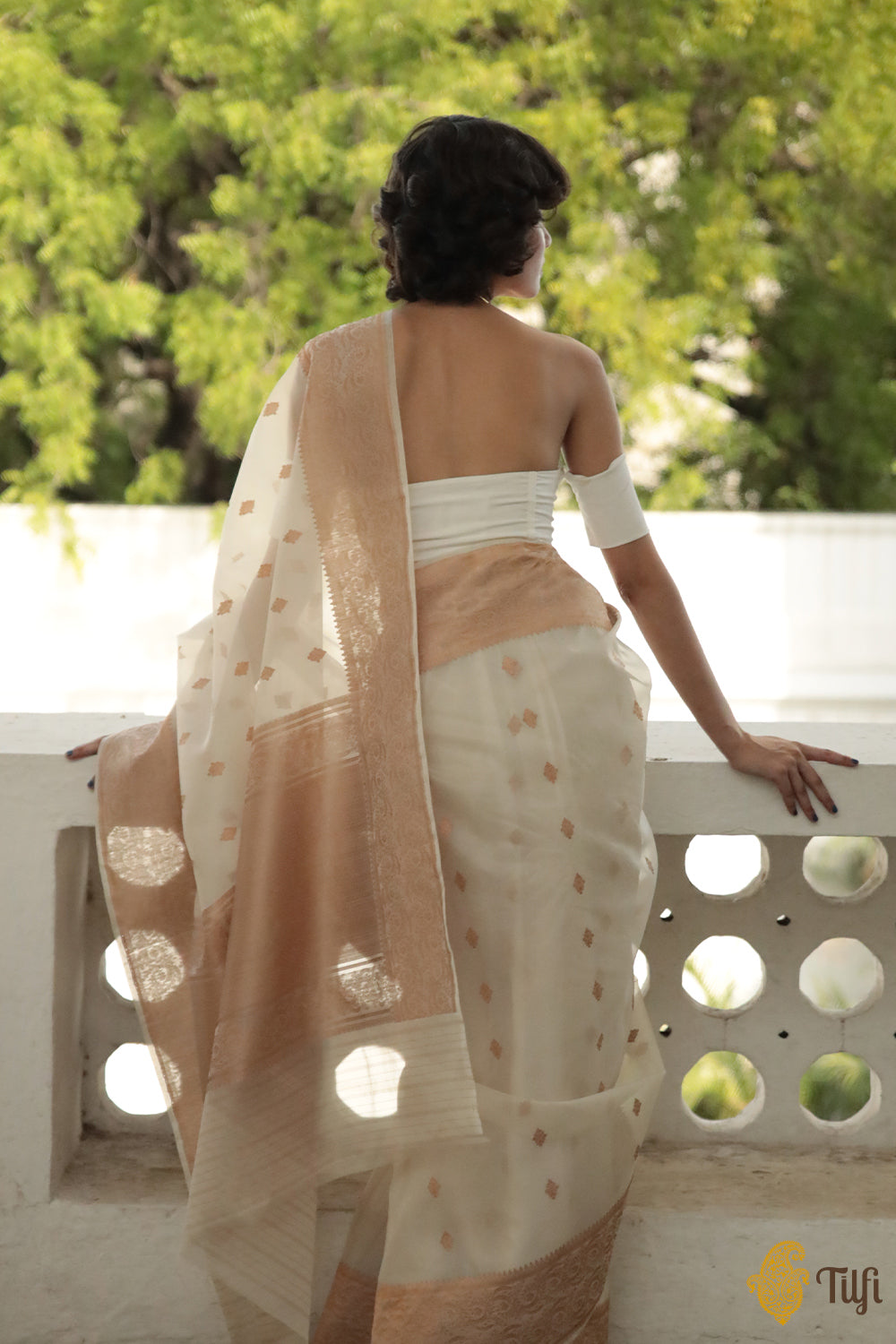 &#39;Kartika&#39; Off-White Pure Kora Silk Handloom Banarasi Kadwa Saree